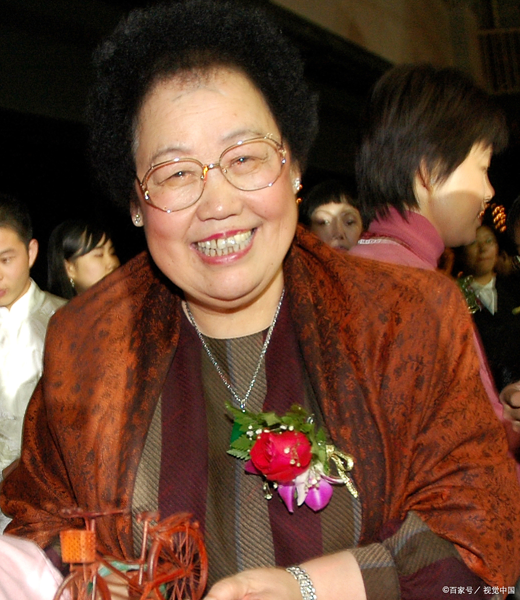 中国女首富陈丽华:坐拥500亿资产,49岁成功吃到"唐僧肉"
