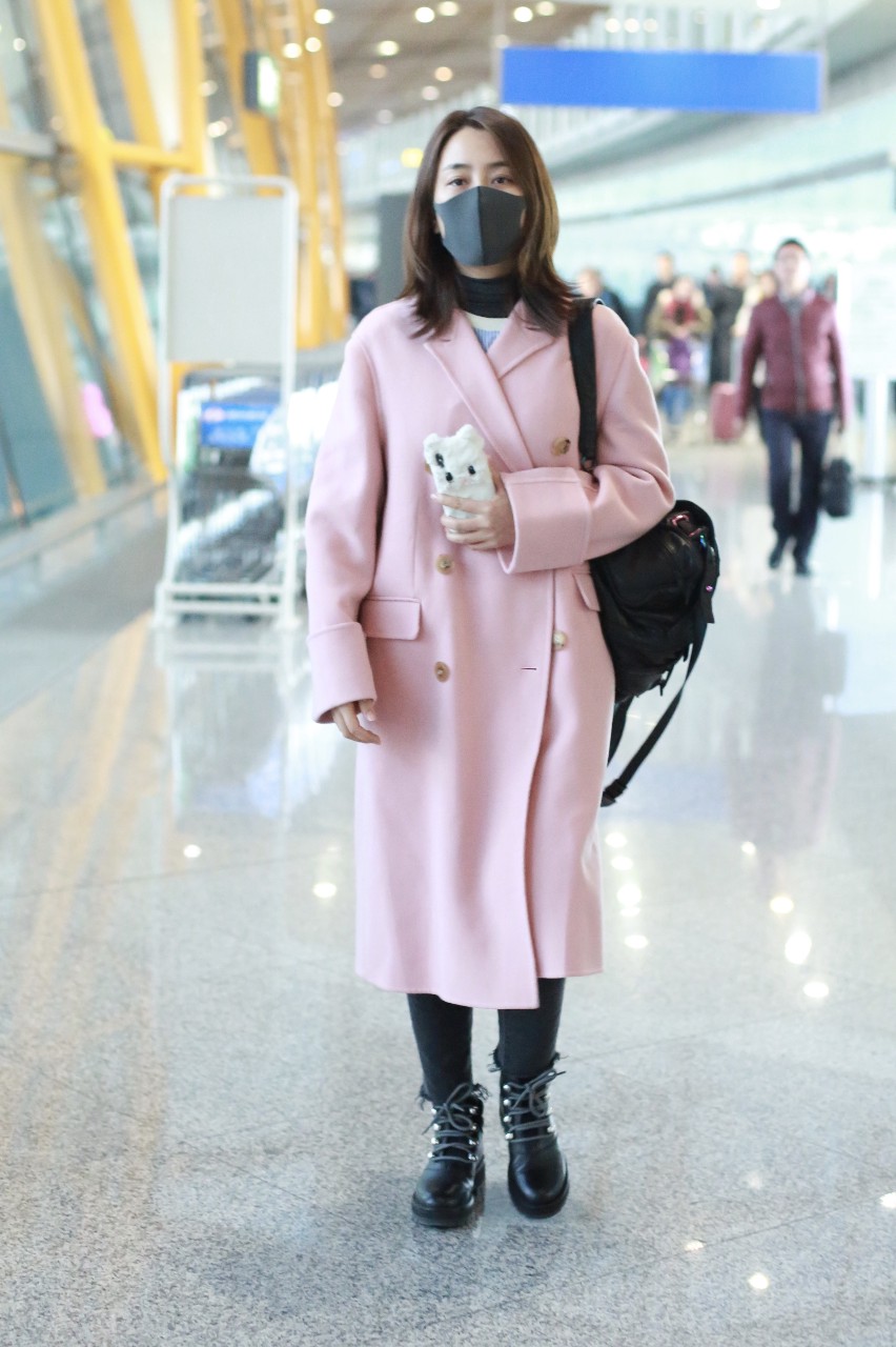 马苏戴黑色口罩穿粉色大衣现身机场少女感十足