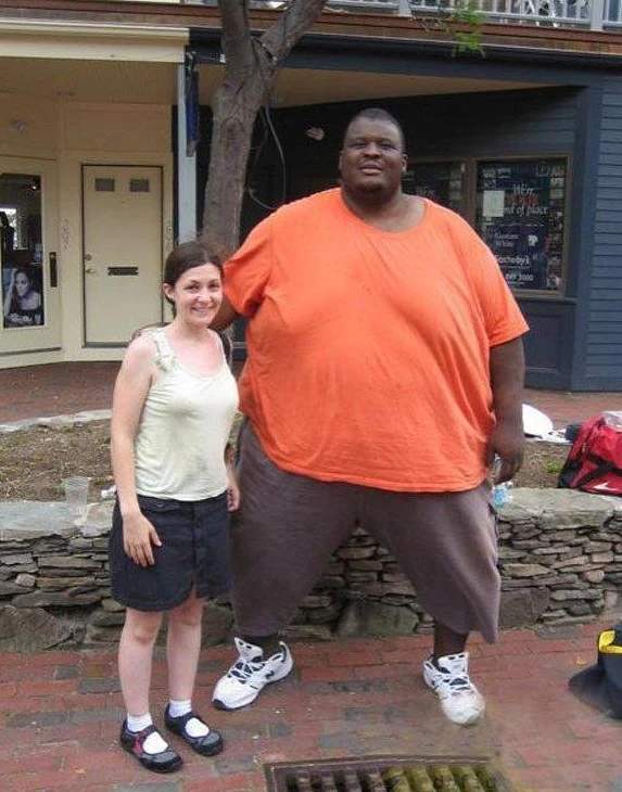 800斤相扑之王娶美妻,婚后一年去世,妻子获千万遗产却无人敢娶