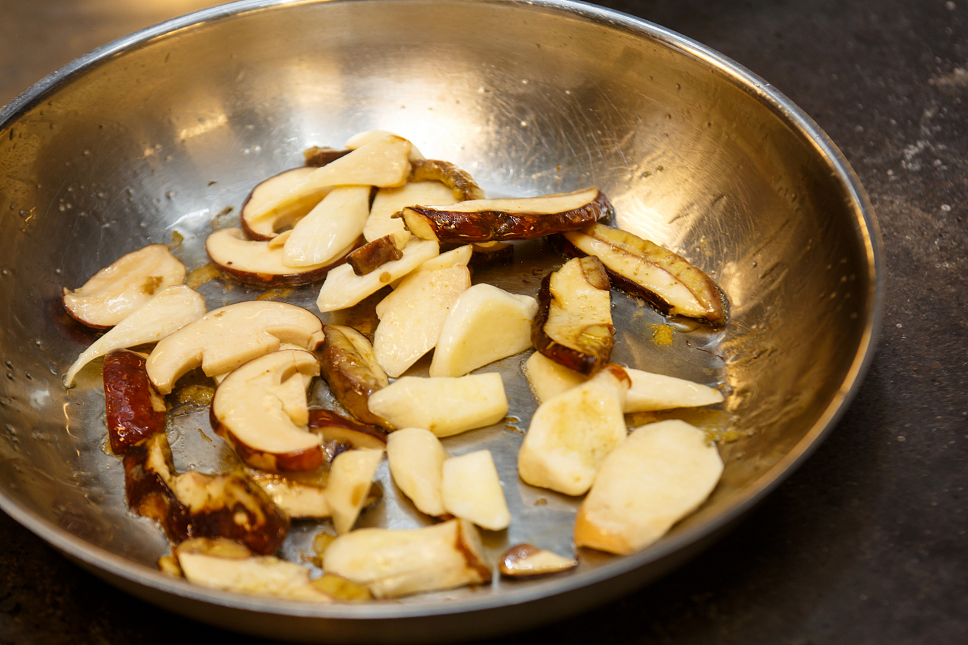 鲍鱼菇干是一种美味且有营养的食用菌,通过合理的烹饪和搭配食材,可以