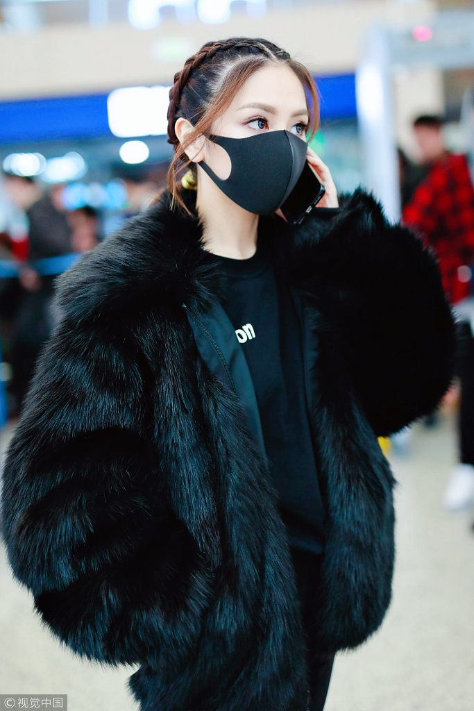 邓紫棋梳麻花辫化烟熏妆搞怪自拍 吐舌咬唇傲娇可爱