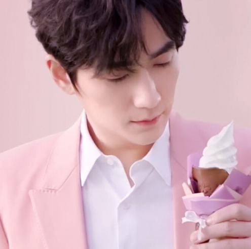 《重启》剧组为毛晓彤庆生,朱一龙盯着蛋糕笑出酒窝,没吃够!