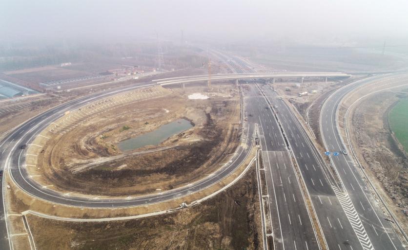 g105西二环京杭运河大桥右幅沥青层面铺设完工
