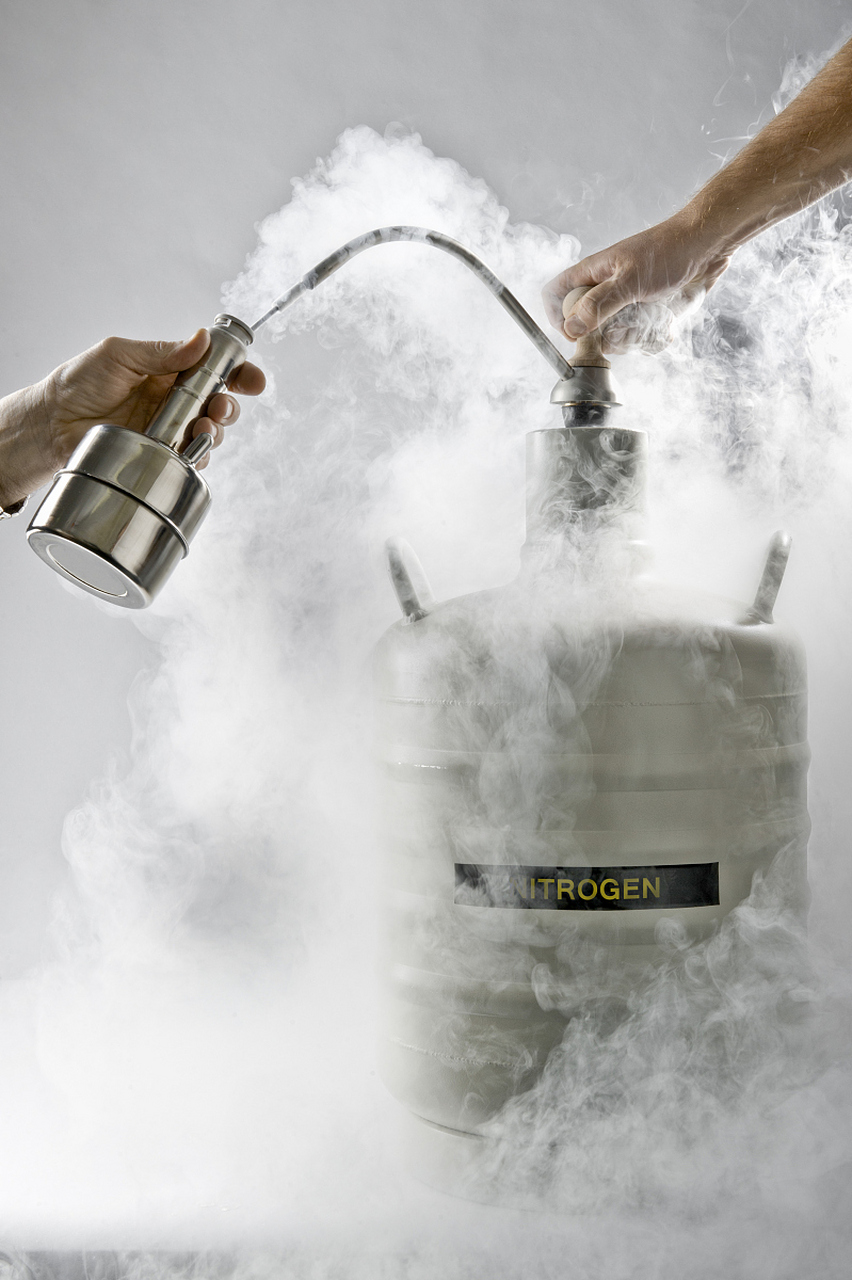 液态氮冷冻人体复活技术# 今天看到一则新闻是说的中国首位液态氮