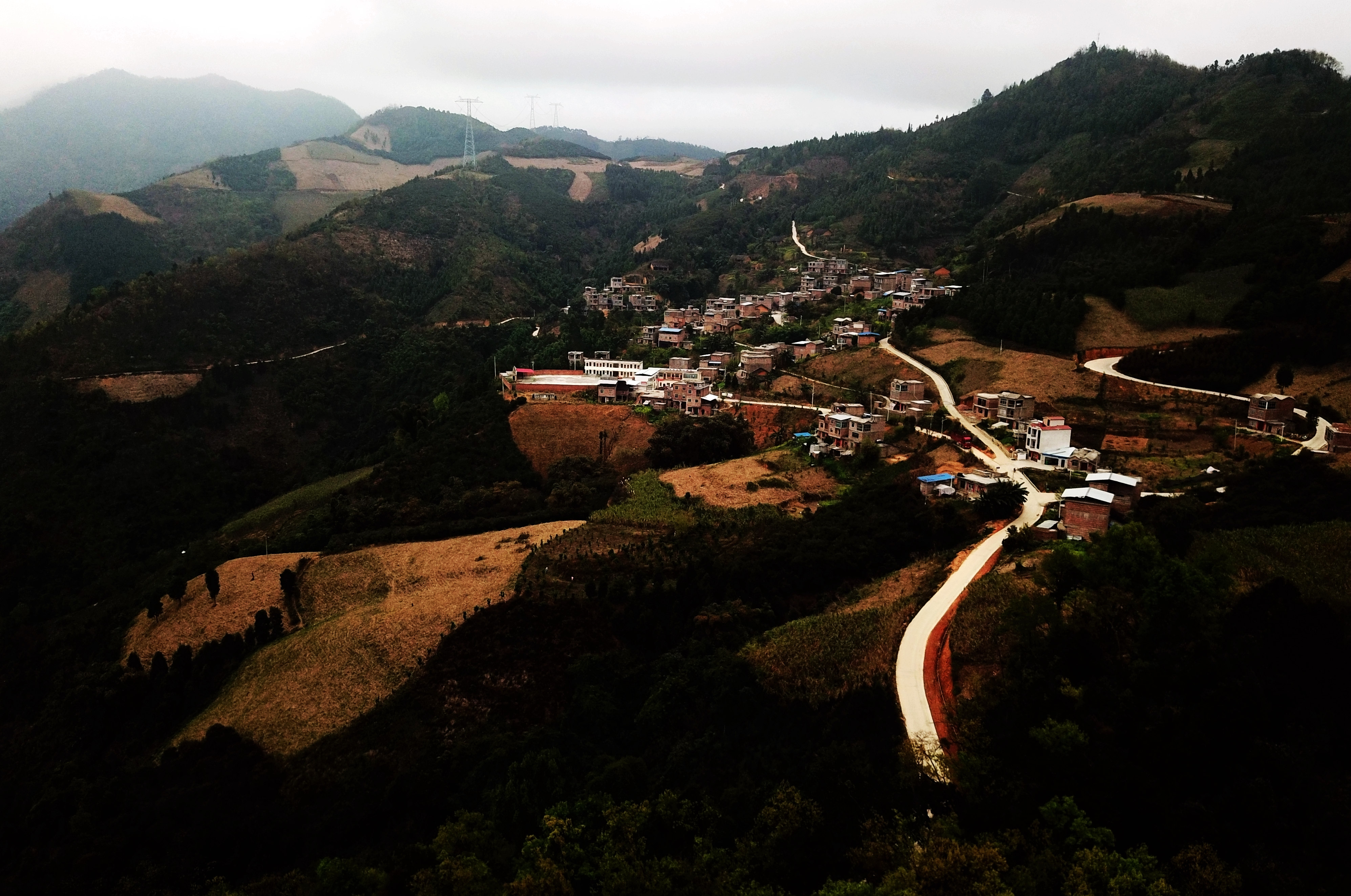 图文互动)(8)从秃山到青山的蝶变——广西石漠化治理10年再现发展生机