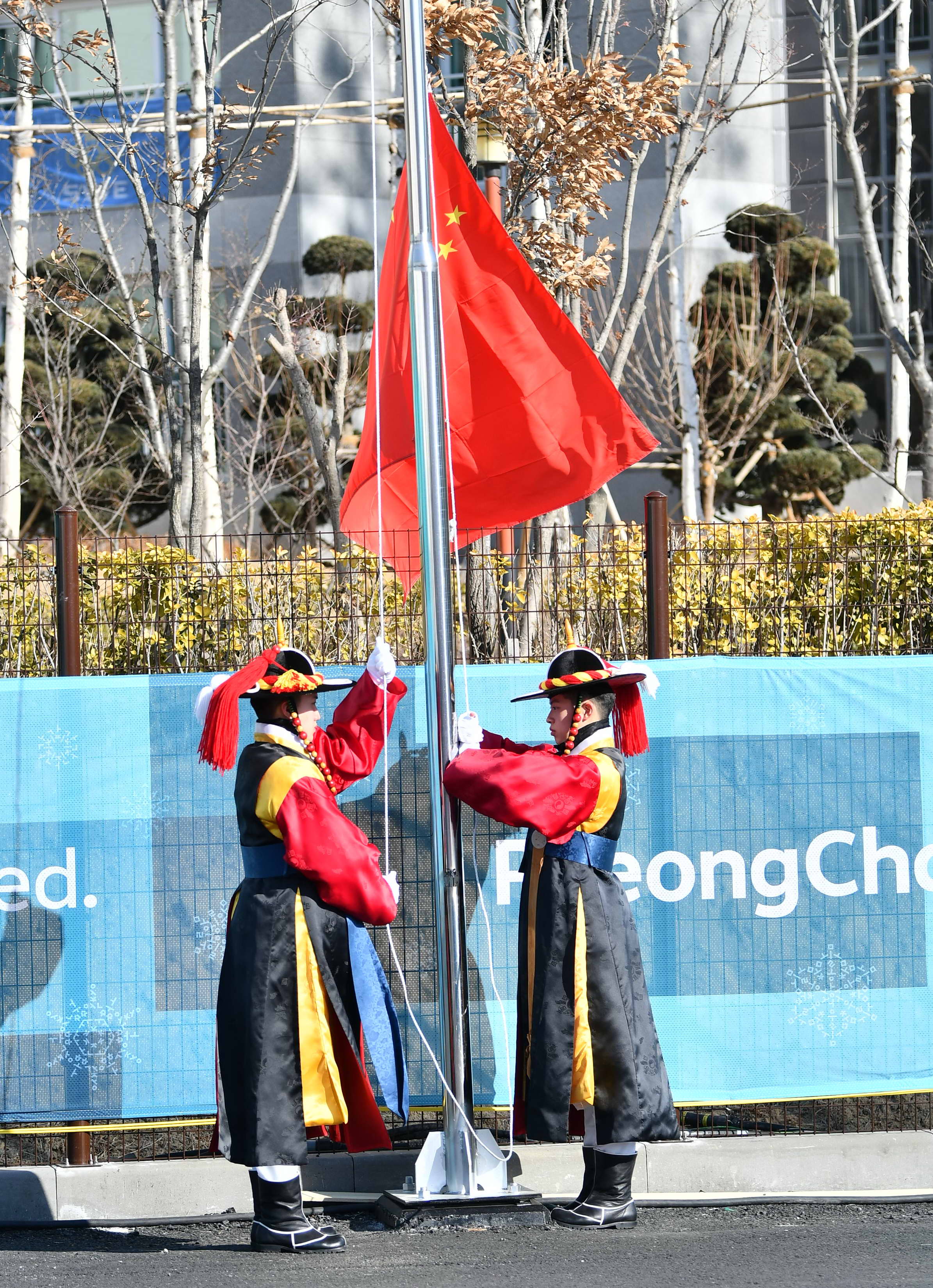 平昌冬奥会中国代表团升旗仪式在韩国江陵奥运村举行