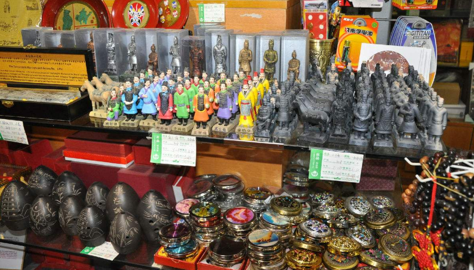 所谓的景区纪念品,在全国各地都能买到,大家购物时多注意