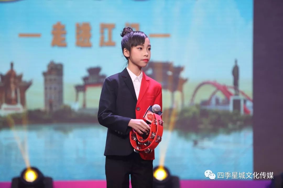 小记者李钰欣参加"舞动梦想·快乐中国"2019全国少儿公益春晚演出