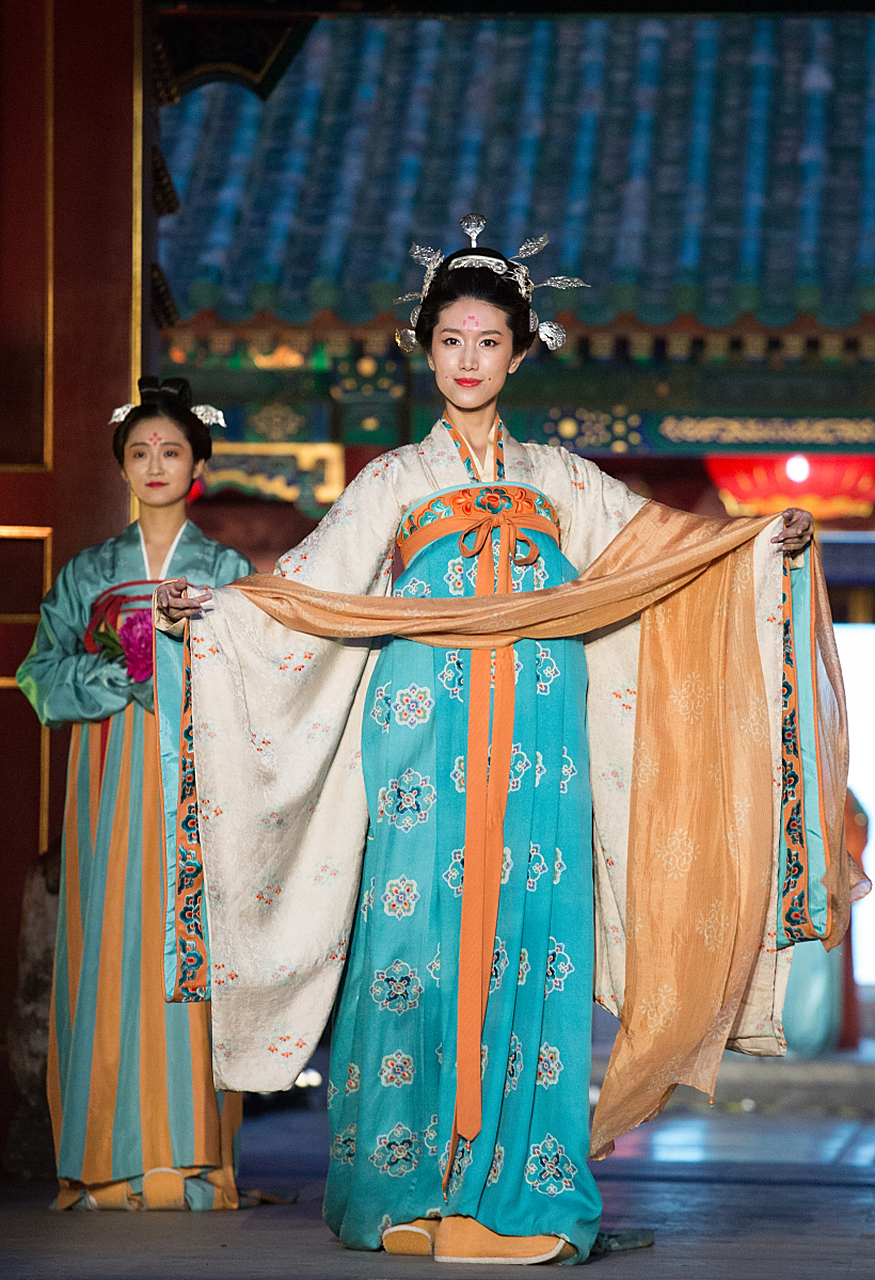 披帛早在秦汉时期就出现了,到了唐朝才广为流行,女子穿戴披帛长的是