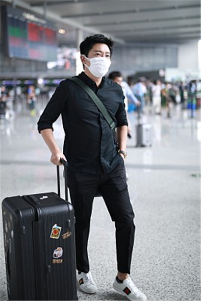 郭京飞街拍:黑色衬衫吸烟裤,gucci球鞋,酷黑低调