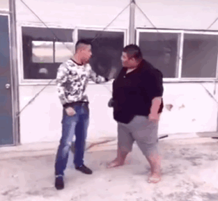 开心一刻:刚出生的儿子对婴儿用品过敏,因此,每次洗完