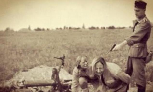 历史老照片,鬼子排队等待洗澡,德军士兵处决苏联女战俘