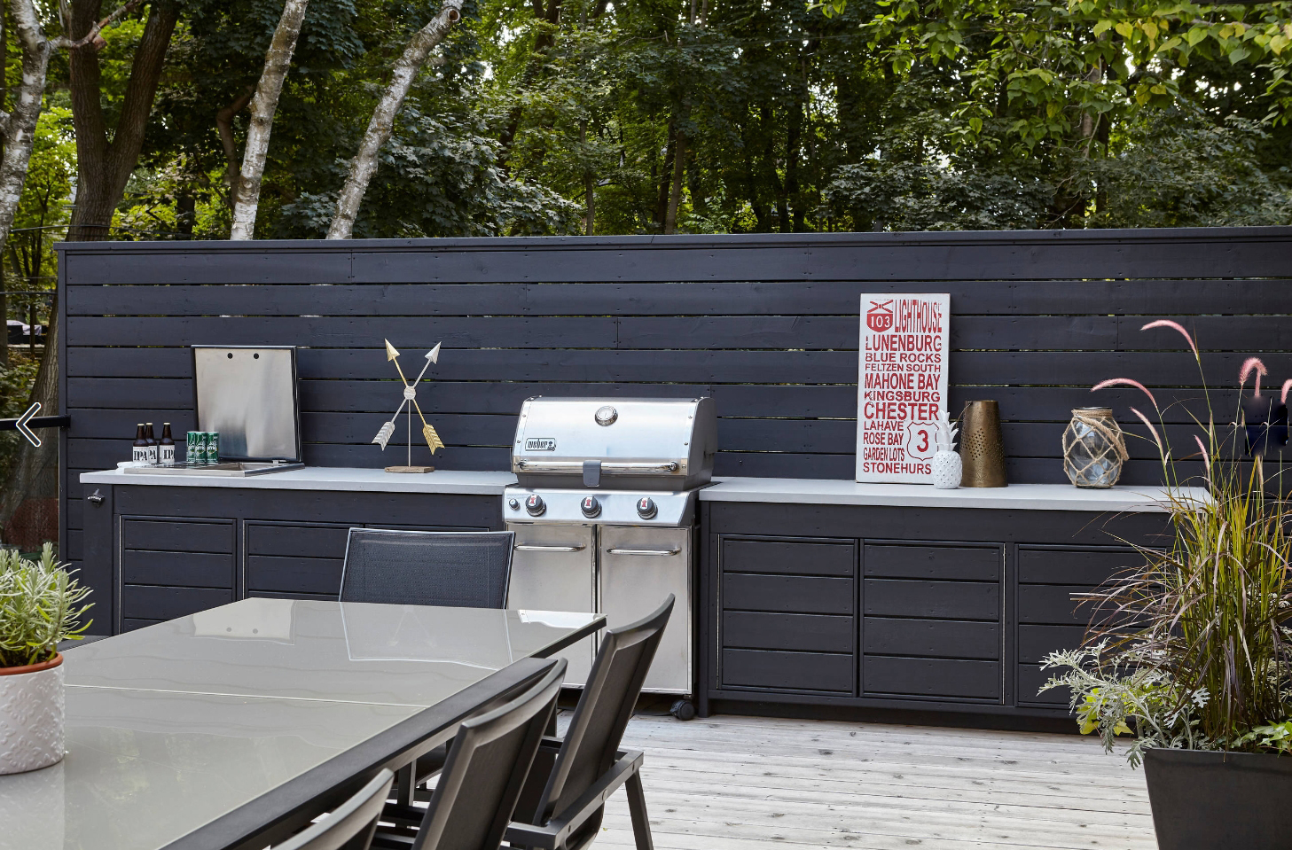 属于孩子的庭院,有儿童游乐区和黑色全防腐木平台的庭院