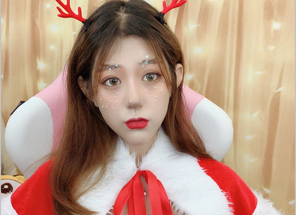 奇怪君圣诞节cos圣诞老人,刷微博送粉丝们各种小礼物,真暖心!