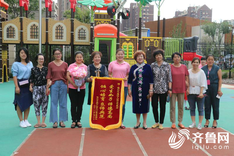 教师节:"感恩教师"主题升旗仪式在济南保利华庭幼儿园举行