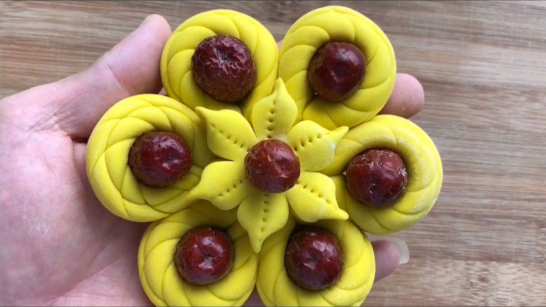 用南瓜和面制作的枣花馒头,特别松软好吃,无添加