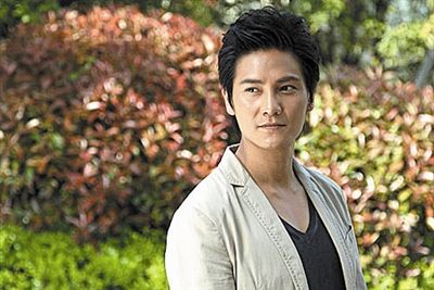 他身价不输于王思聪,甘愿捧赵丽颖三年,妻子为了他选择退隐