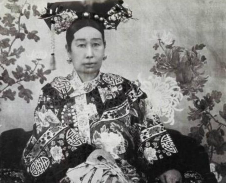 慈禧年轻时原来这么漂亮,难怪她常说"宫人以我为美"