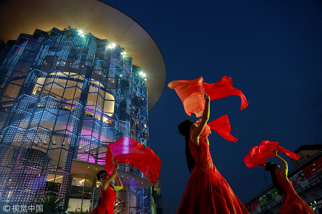 泰国商场外举办迎新年庆祝活动 民众踩高跷"扭秧歌"