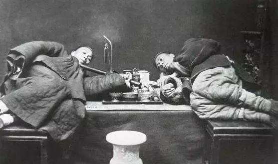 最无耻的桂系军阀沈鸿英,晚年过得如何?抽大烟,赌博,花天酒地