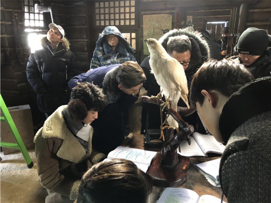 《天坑鹰猎》精彩花絮,张张都有看点!网友:被图四的王俊凯圈粉