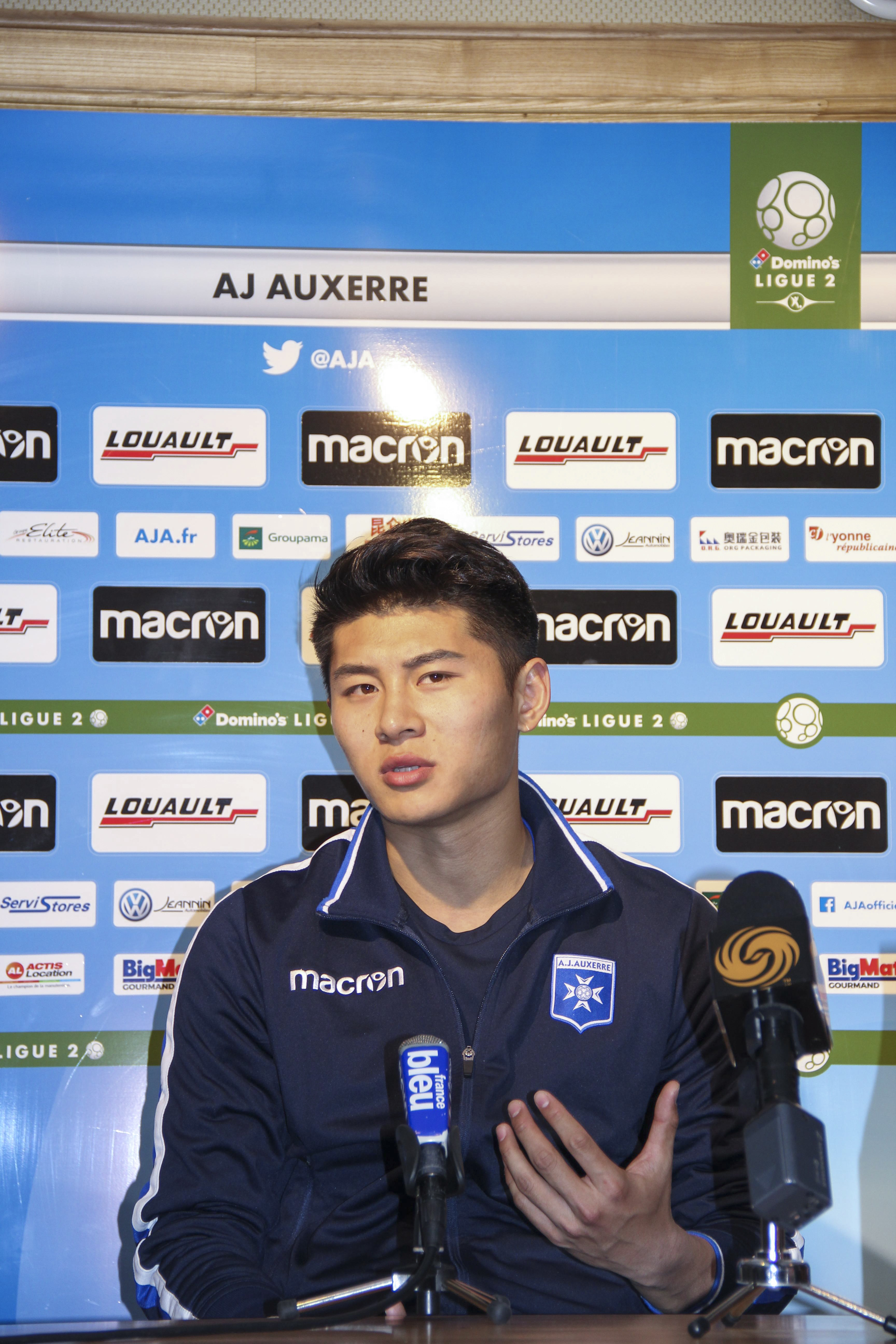 足球——法乙欧塞尔队举行季骁宣加盟发布会