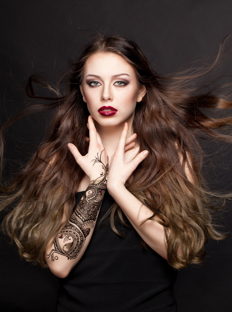 一组纹身的明星美女,图案独特,鲜艳!谭维维似"街妹"