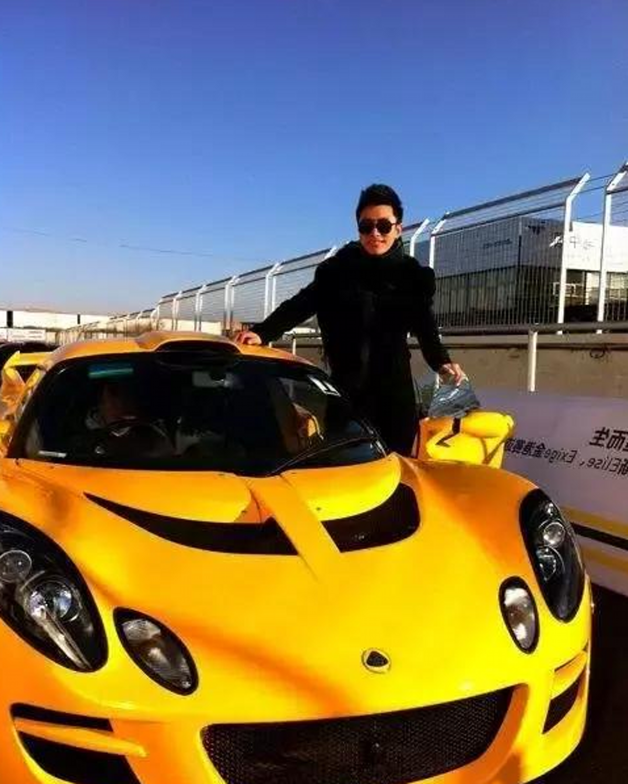 贾乃亮还是过不去这个坎儿!摘婚戒开豪车离开,网友:结束了!