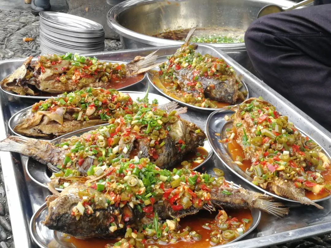 重阳节:千名老人齐聚西江千户苗寨长桌宴,祝天下老人安康