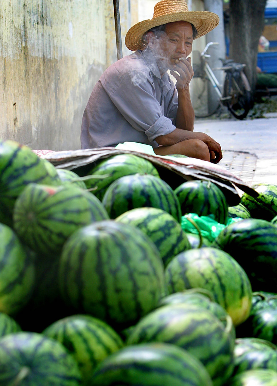 这几天上街,碰到一位熟人在卖西瓜,他是一名乡村老师,见了我,他不好