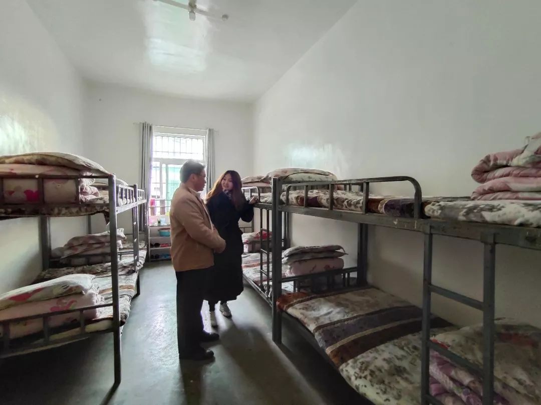 你在抱怨南方没暖气?贵州大山里的孩子却没有一床厚棉被过冬