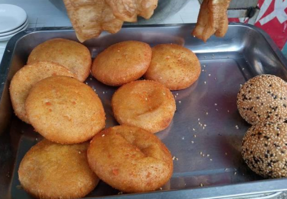 罗圈饼:罗圈烧饼是河北沧州地区的传统风味小吃,主要在河间市,任丘市