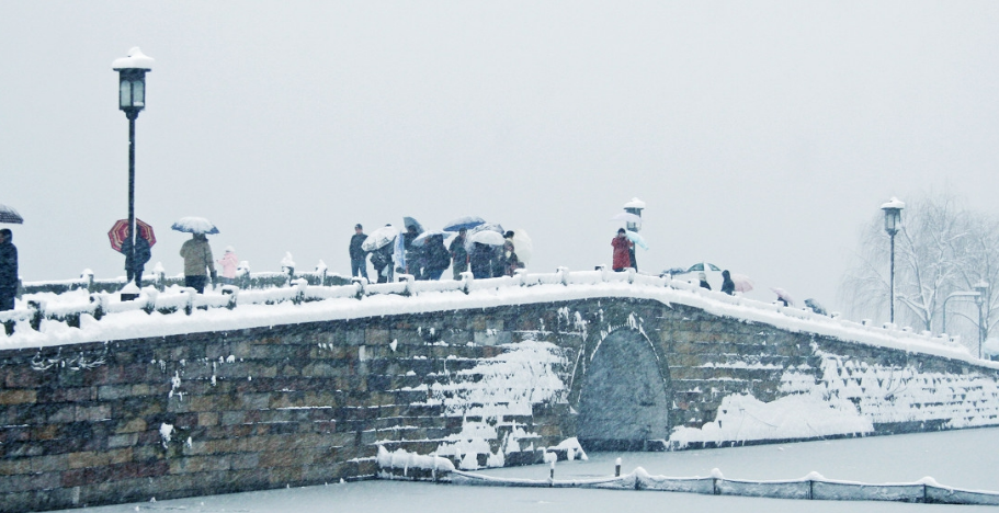 这里是杭州最著名的景点"断桥残雪",带大家欣赏一下!