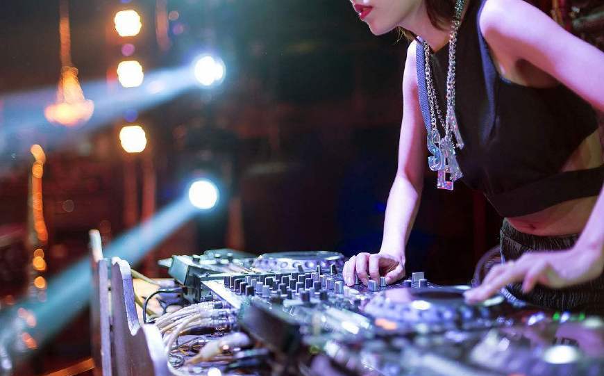 最保守dj意外走红,黑长直太女神,网友:"这种性感很高级!