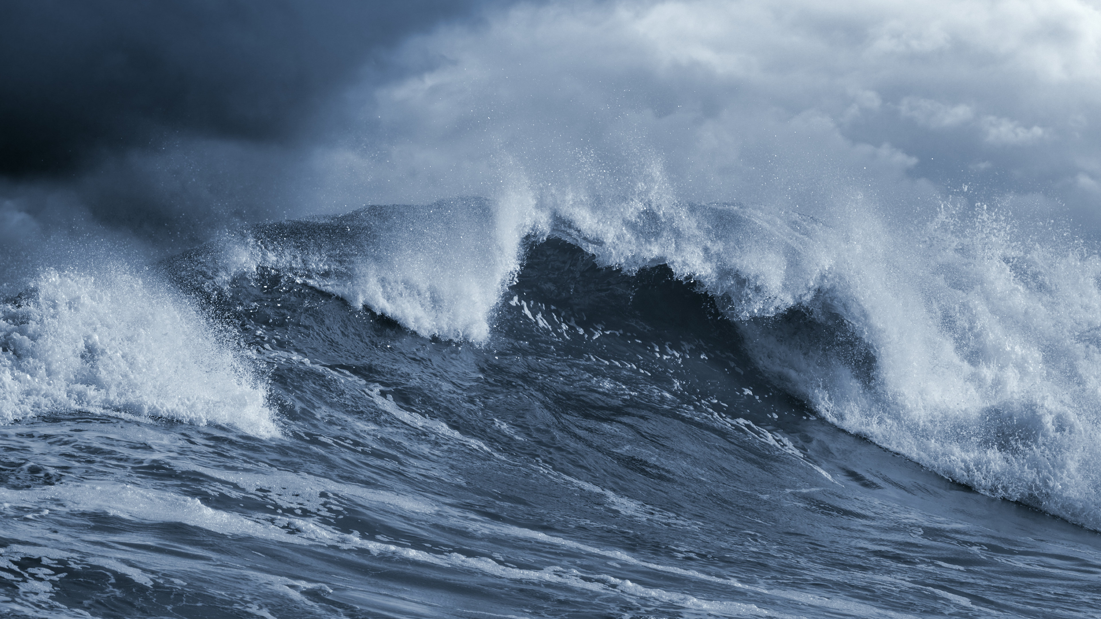 海上的滔天巨浪,大海是迷人的,大海也是危险的!