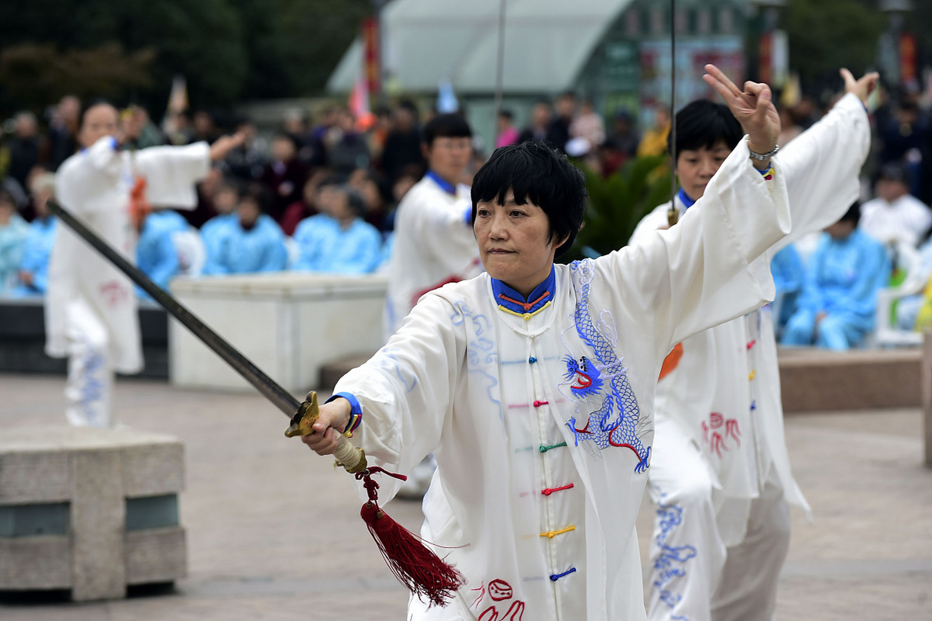 八卦陰陽掌 掌譜: 起勢 1.獅子張口 龍形變 2.蟒蛇出洞 龜游水 3.