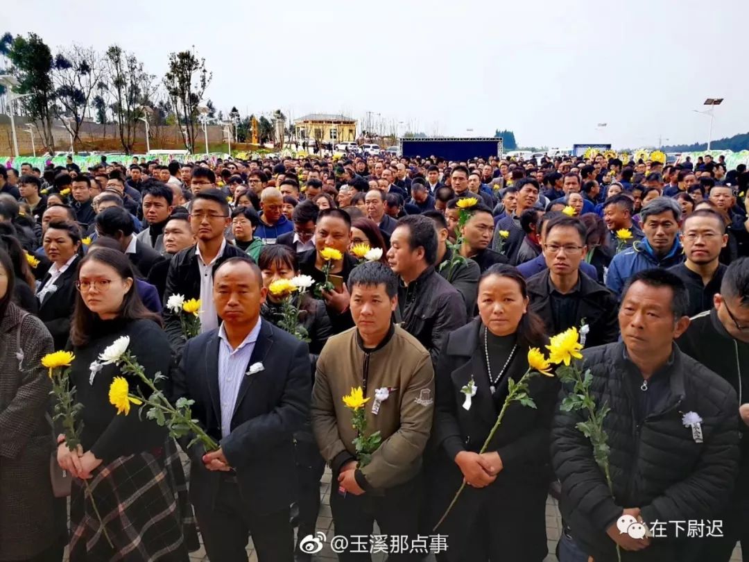 褚时健追悼会现场:争议声中说再见,上千人送别(图)附悼词全文