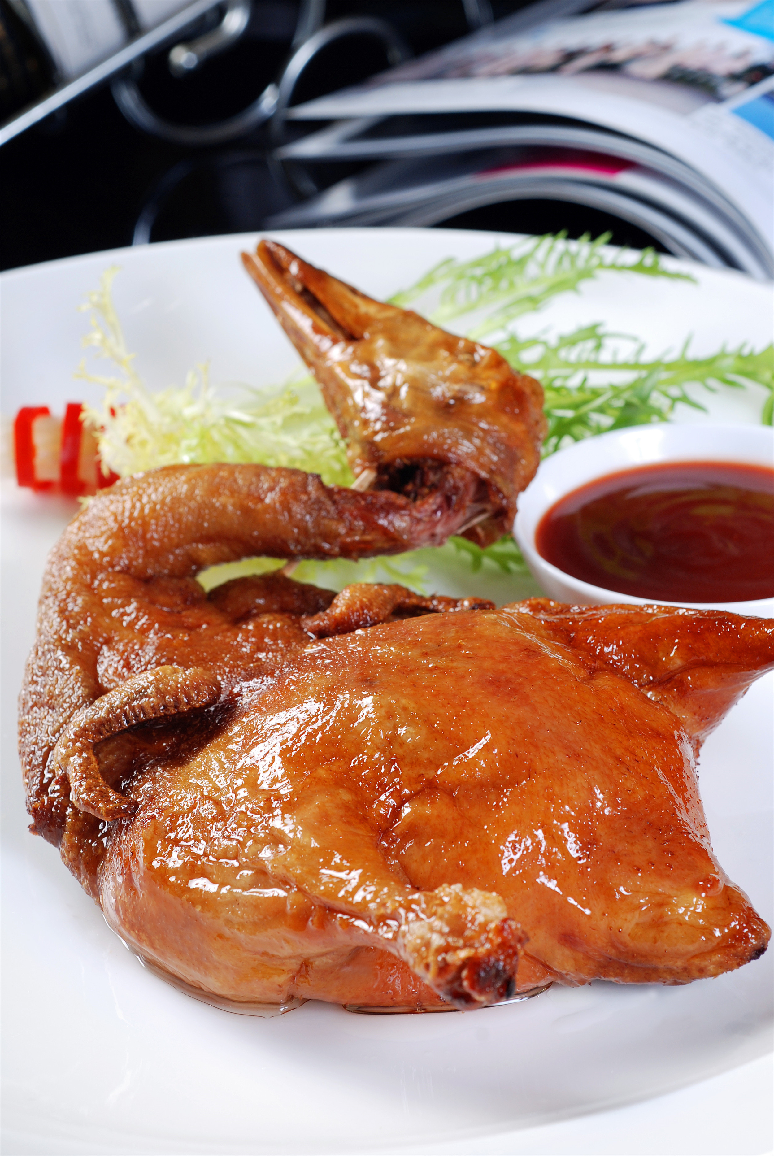 烧琵琶乳鸭:菜如其名,一整只鸭子,看起来就直流口水,想吃一口.