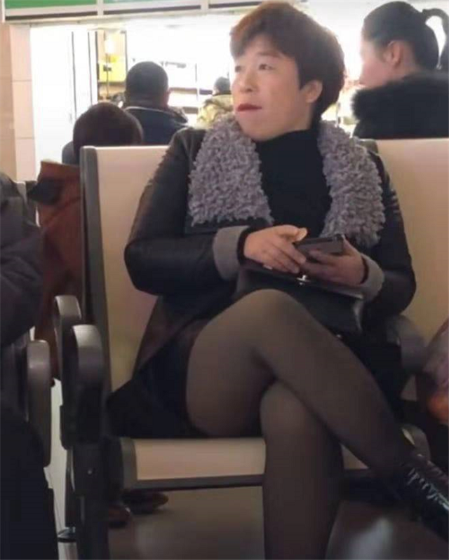 女版黄渤在网络上意外走红,相似度极高,黄渤本人做出回应