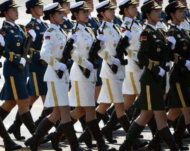 为什么国庆阅兵女兵清一色丝袜配筒靴?专家:不仅是为了美观