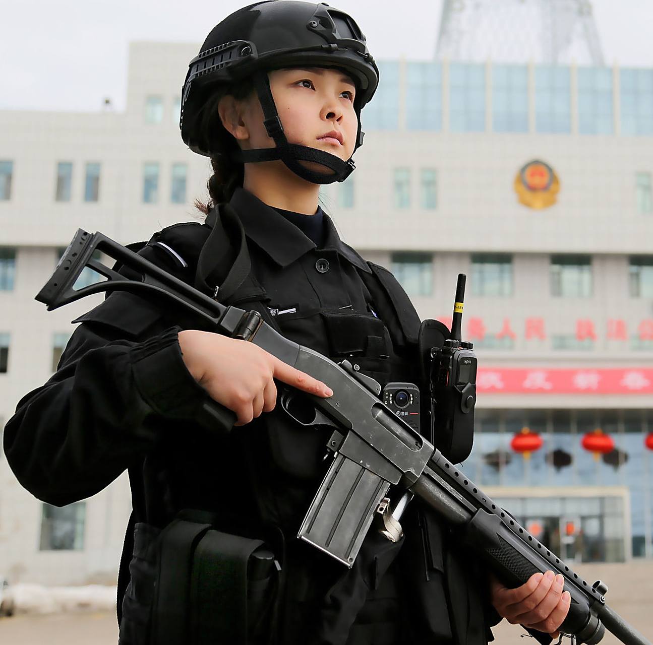 特警回家探亲允许带枪吗? 法条很冷,我心很暖.您好!