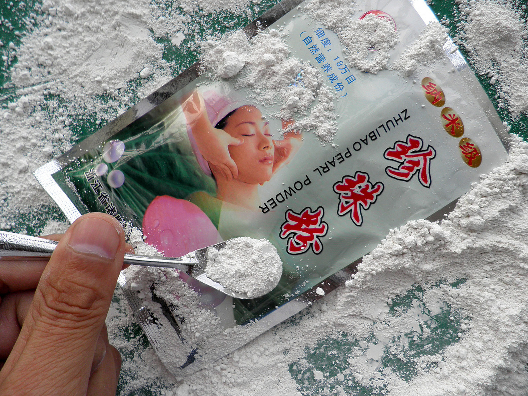 自制银耳珍珠粉眼霜 今天我做了一个银耳珍珠眼霜,用三十克银耳,五克