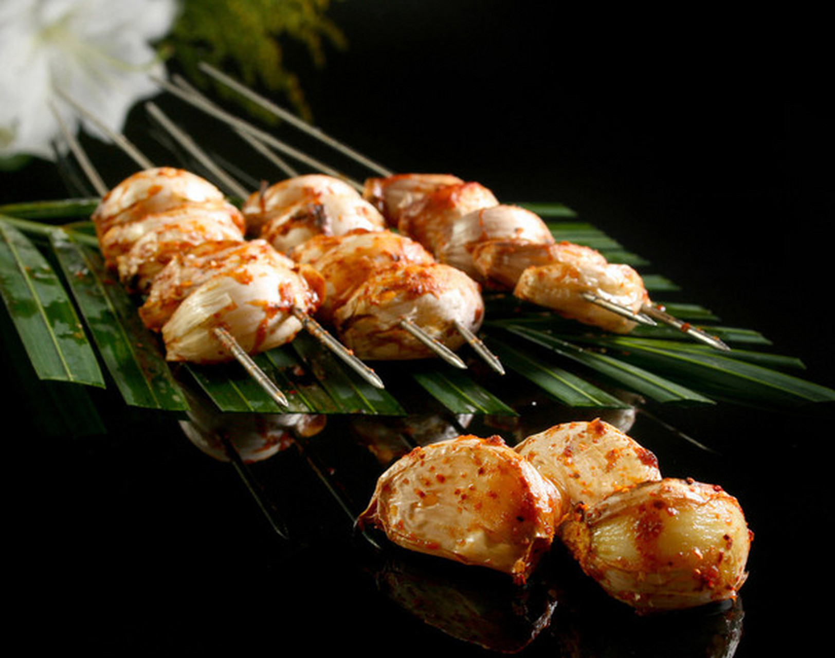 烤蒜,是用大蒜烘烤而成的特色小吃.