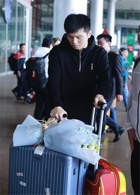 王皓下飞机火速打电话:小海螺今天过生日 王皓为国效力十分遗憾