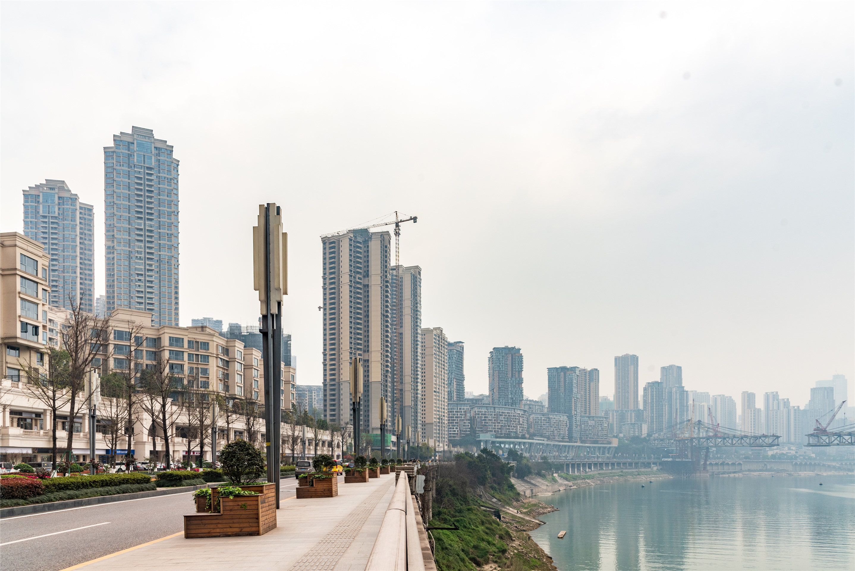 走北滨一路健身步道赏花放风筝,拍照看洪崖洞夜景