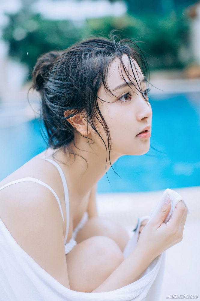 泳装美女夏日时光 畅游水中真舒畅