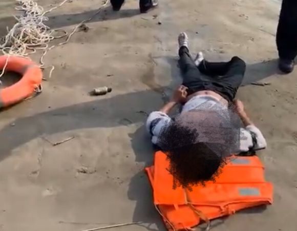 一对年轻男女被大潮吞没!20岁小伙不幸身亡!现场曝光