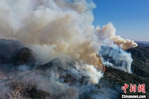 山西榆社发生山火 1860人地空协同扑救