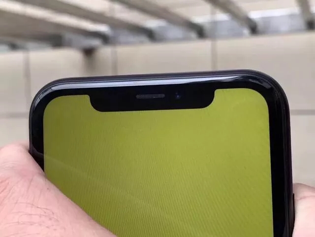 屏幕刘海部分的细节图.