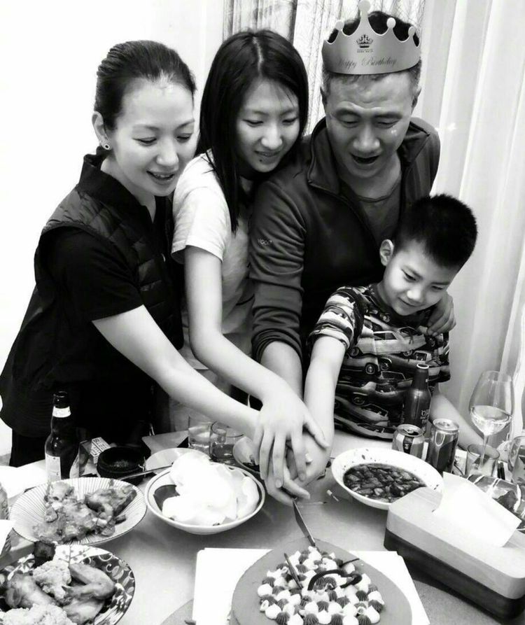 胡军晒全家照,女儿长腿实力抢镜,儿子康康酷似霸道总裁